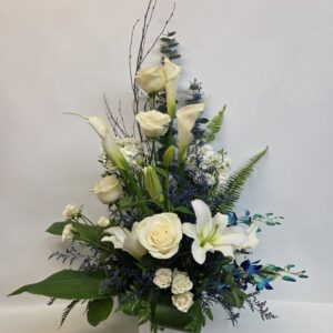 Arrangement blanche avec une touche de bleu (JG-712-26) $185